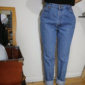Medium wash indigo blue tapered Levis's 631 high-waisted mom Jeans